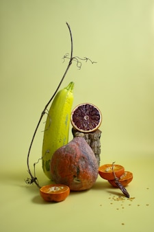 Современный натюрморт с фруктами и овощами