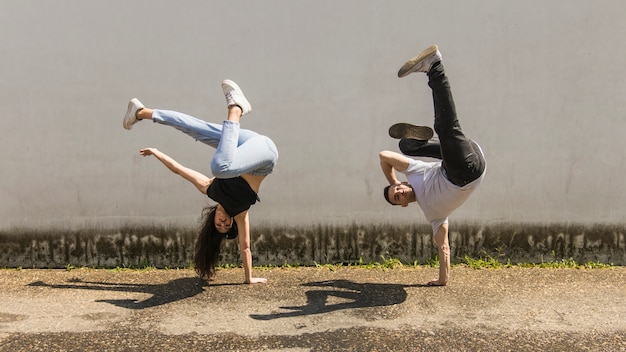 Foto gratuita giovane ballerina stile moderno esibendosi in strada