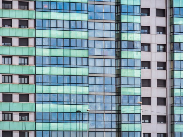 Небоскреб в современном стиле с сине-зелеными окнами