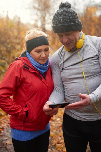 Foto gratuita coppia matura moderna ed elegante mentre fa jogging