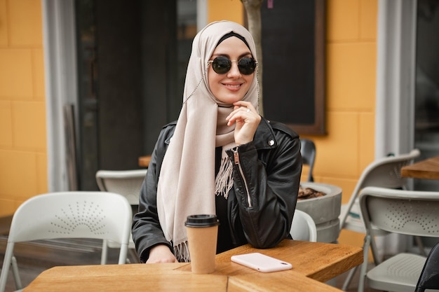 Современная стильная мусульманка в хиджабе на городской улице