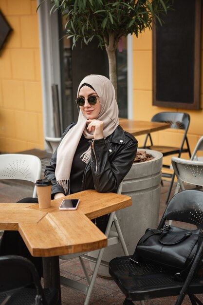 ヒジャーブを着たモダンなスタイリッシュなイスラム教徒の女性