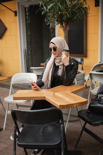 Современная стильная мусульманская женщина в хиджабе