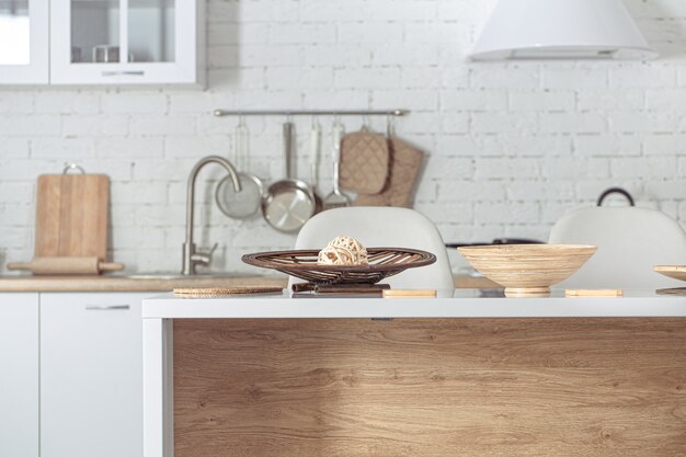 Современный стильный скандинавский кухонный интерьер с кухонными принадлежностями.