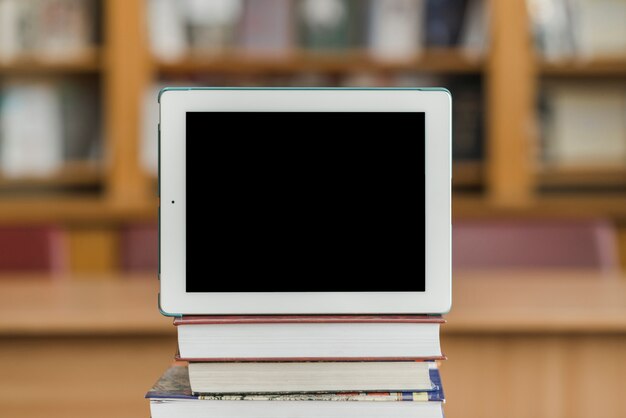Современный планшет на книгах