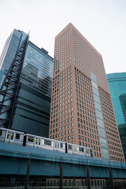 現代の東京通りの背景