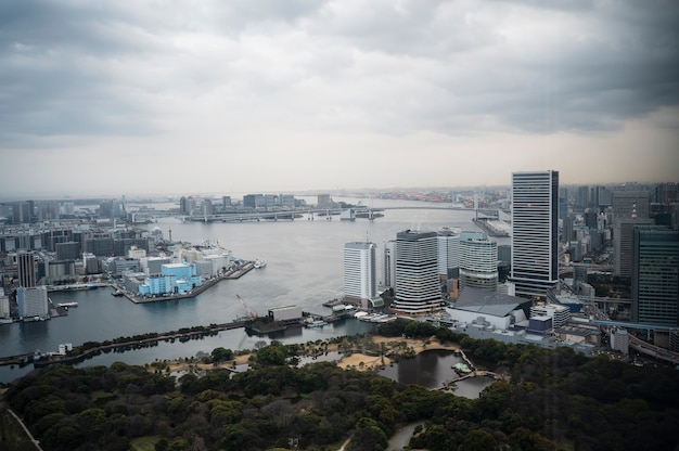 現代の東京通りの背景