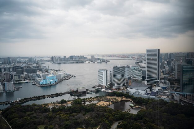 現代の東京通りの背景