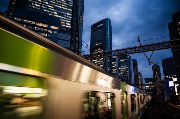 現代の東京通りの背景