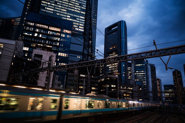 現代の東京通りの背景