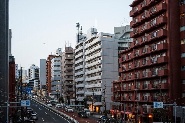 現代の東京通りの背景