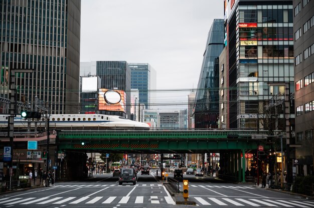 現代の東京通りの背景