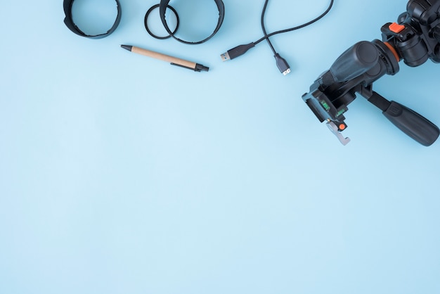 Бесплатное фото Современный штатив; удлинительные кольца с кабелем и ручкой на синем фоне