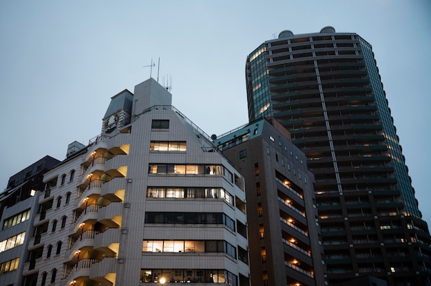 現代の都市の建物の眺め