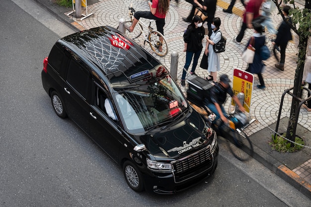 路上で現代の都会の車