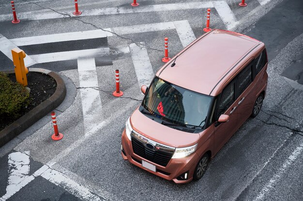 路上で現代の都会の車