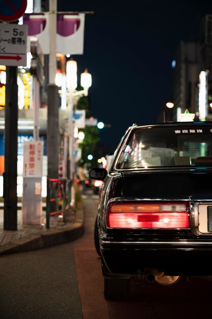 路上で現代の都会の車