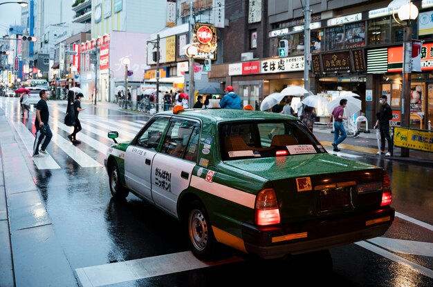 路上で現代の都会の車