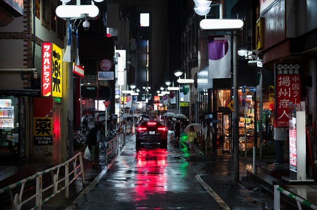 路上で現代の都会の車