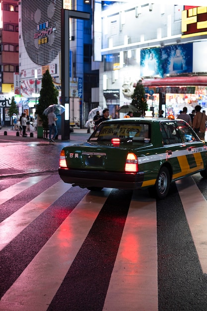 路上で現代の都会の車