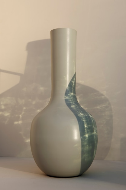 モダンな花瓶のある静物