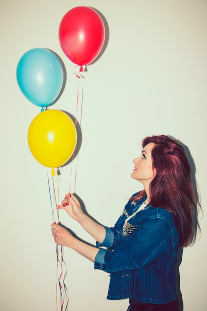 Foto gratuita donna moderna preparando palloncini per la festa