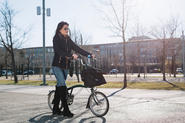 現代の女性が街で自転車に乗る
