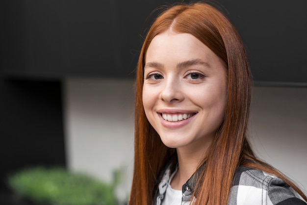 Free photo modern woman smiling close up