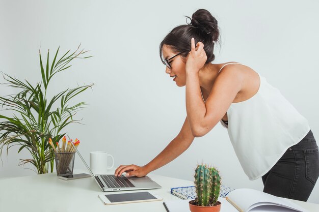 사무실에서 노트북으로 현대 여성