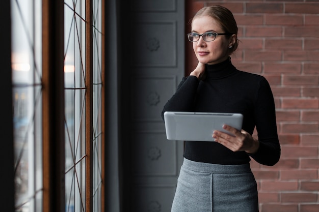 Foto gratuita donna moderna con tablet