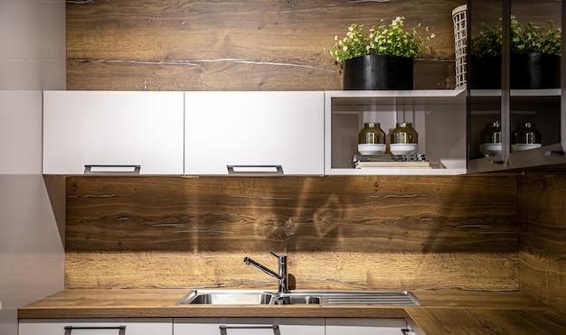 Foto gratuita rubinetto da cucina in acciaio per interni da cucina moderna in legno