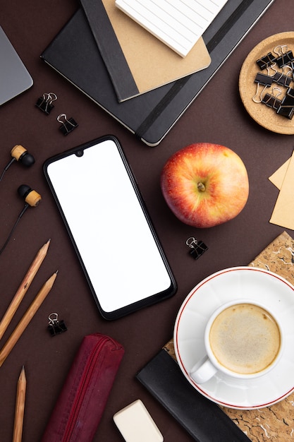 Foto gratuita disposizione moderna del posto di lavoro con il primo piano vuoto del telefono