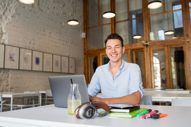 Free photo modern young confident man working on laptop,