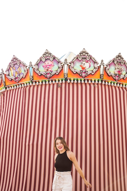 Foto gratuita giovane donna moderna che sta davanti alla tenda decorativa