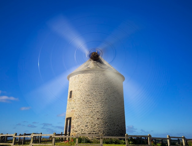 Foto gratuita il mulino a vento moidrey a pontorson in normandia, francia.