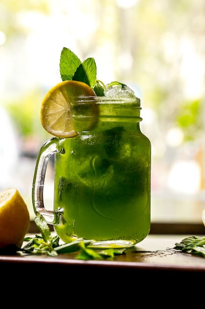 Foto gratuita vista laterale di menta limone mojito