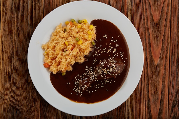 Mole con pollo y arroz rojo con verduras comida типика мексиканский