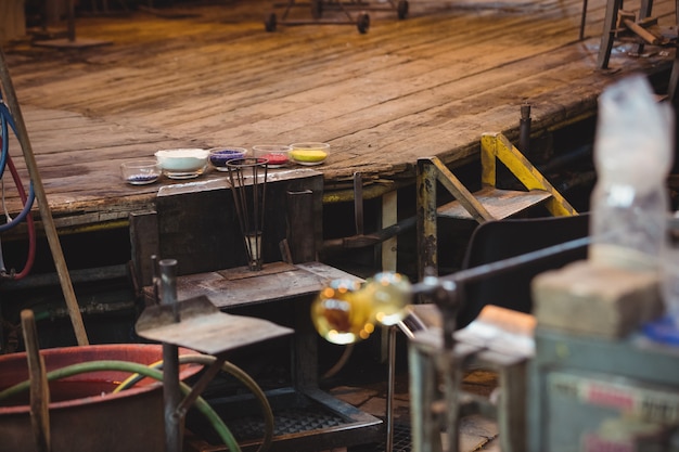 Free photo molten glass on blowpipe on marver table