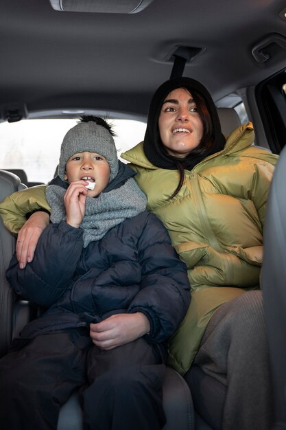 Мама и ребенок в машине во время путешествия