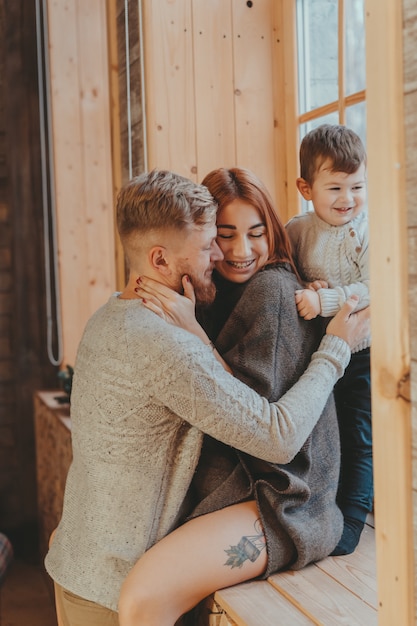 Mamma, papà e figlio piccolo trascorrono del tempo insieme