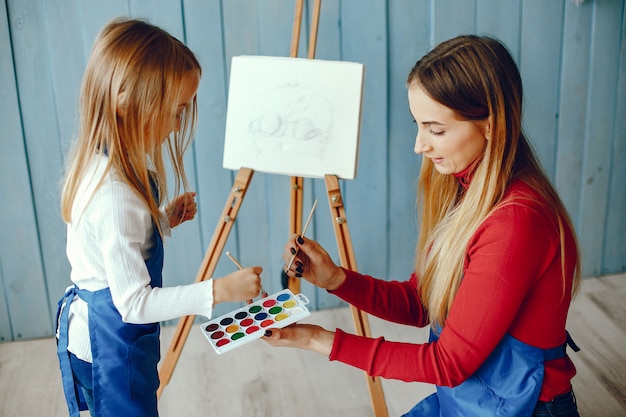 Foto gratuita mamma e figlia stanno disegnando