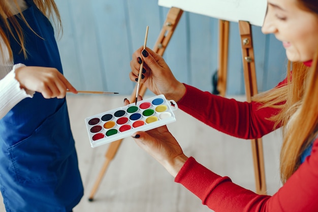 Foto gratuita mamma e figlia stanno disegnando