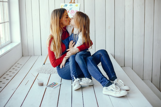 Mamma e figlia stanno disegnando