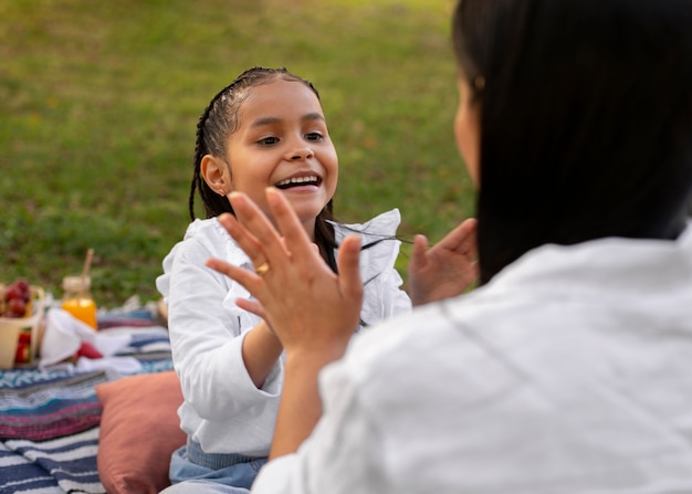 Foto gratuita mamma e figlia trascorrono insieme la festa della mamma nel parco