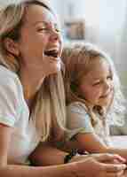 Free photo mom and daughter watching a cartoon on a digital tablet