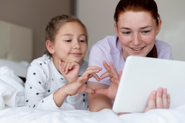 Mamma fa una videochiamata di famiglia con sua figlia