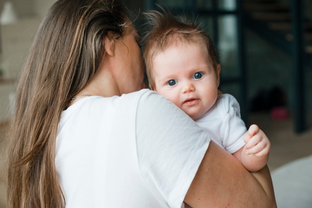 Foto gratuita mamma che abbraccia bambino a casa