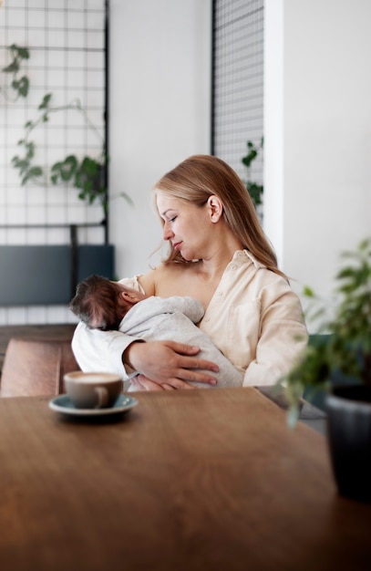 La mamma allatta dolcemente il suo bambino