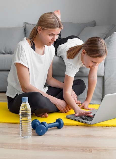 Free photo mom and girl watching sport videos