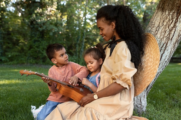 Foto gratuita la mamma fa un picnic con i suoi figli